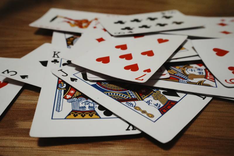 散落的扑克牌图片