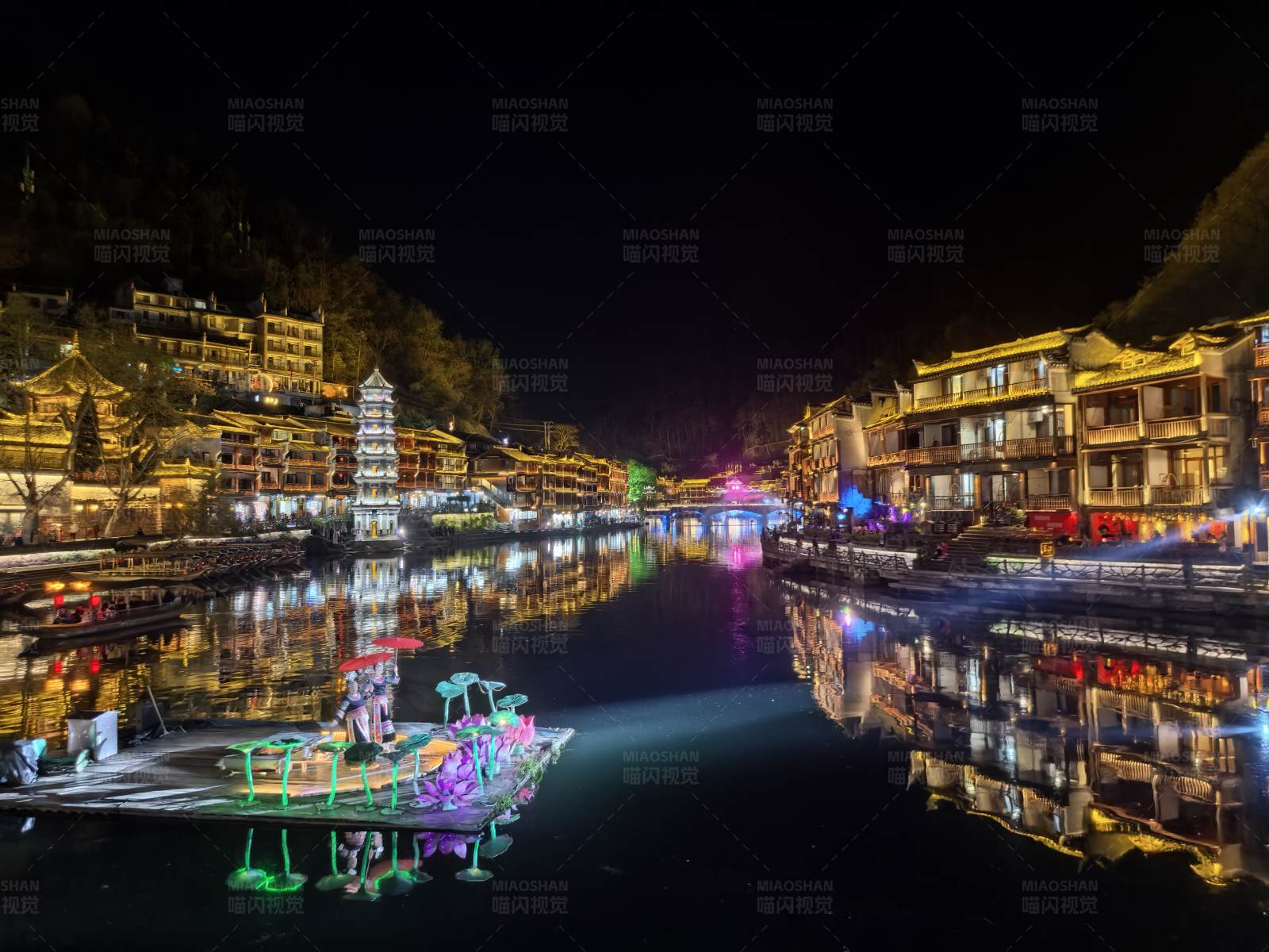 夜色中的凤凰古城图片