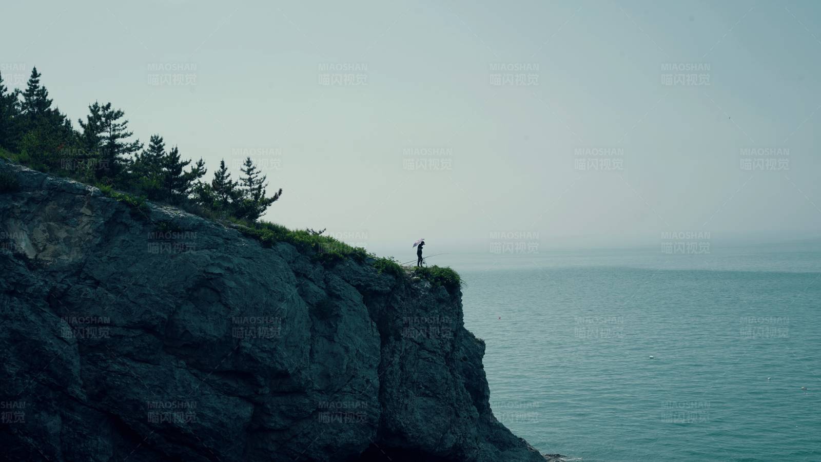 悬崖上的孤独身影图片