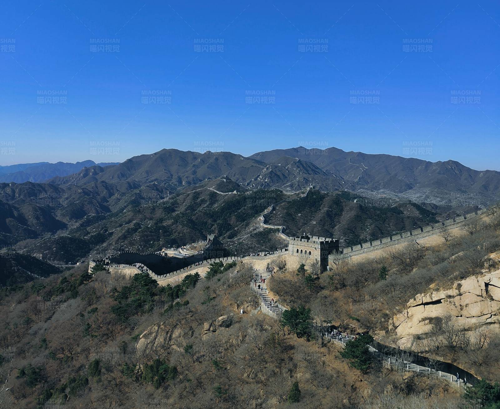 长城蜿蜒山间图片