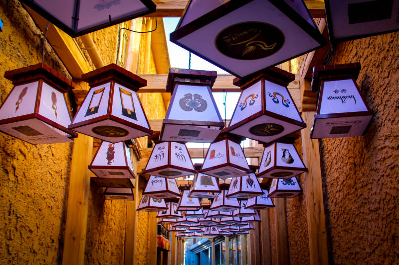 悬挂的灯笼装饰巷道图片