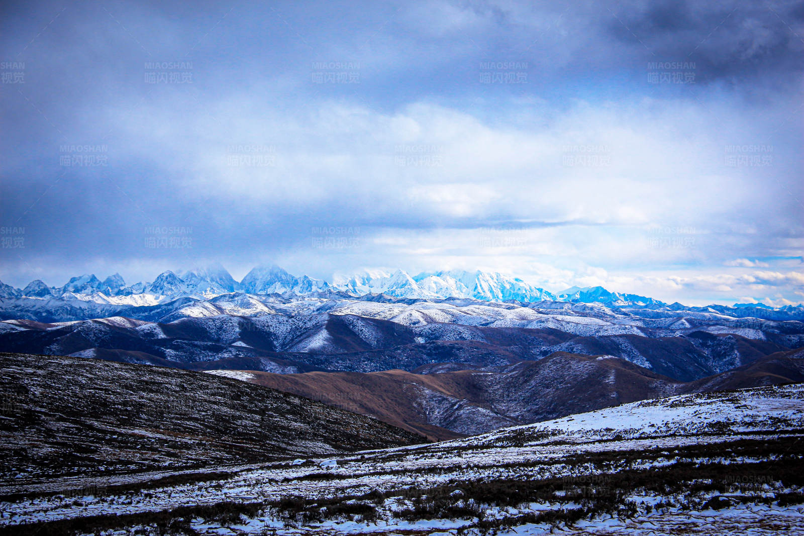 雪山连绵 云雾缭绕图片