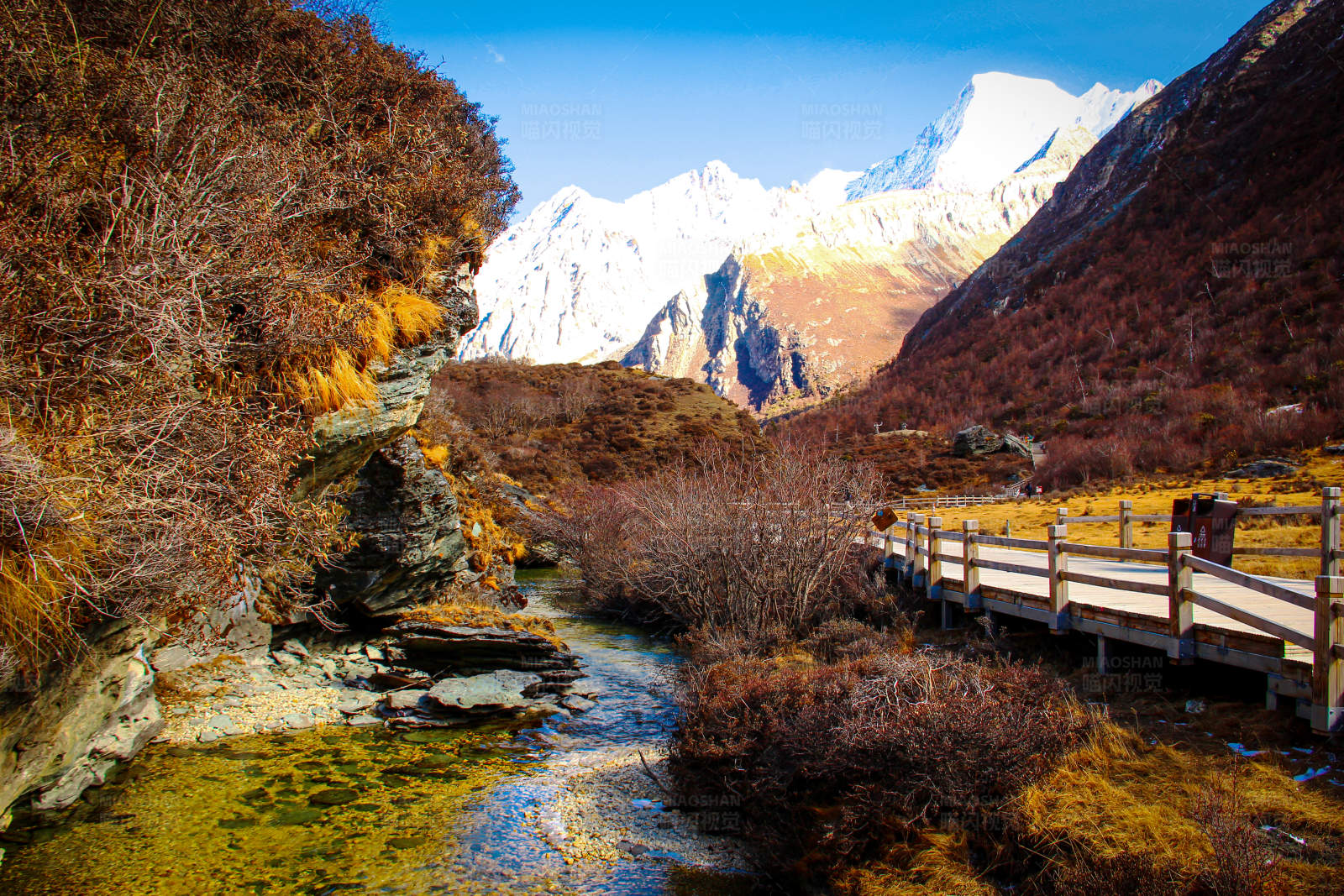川西稻城亚丁高山流水图片