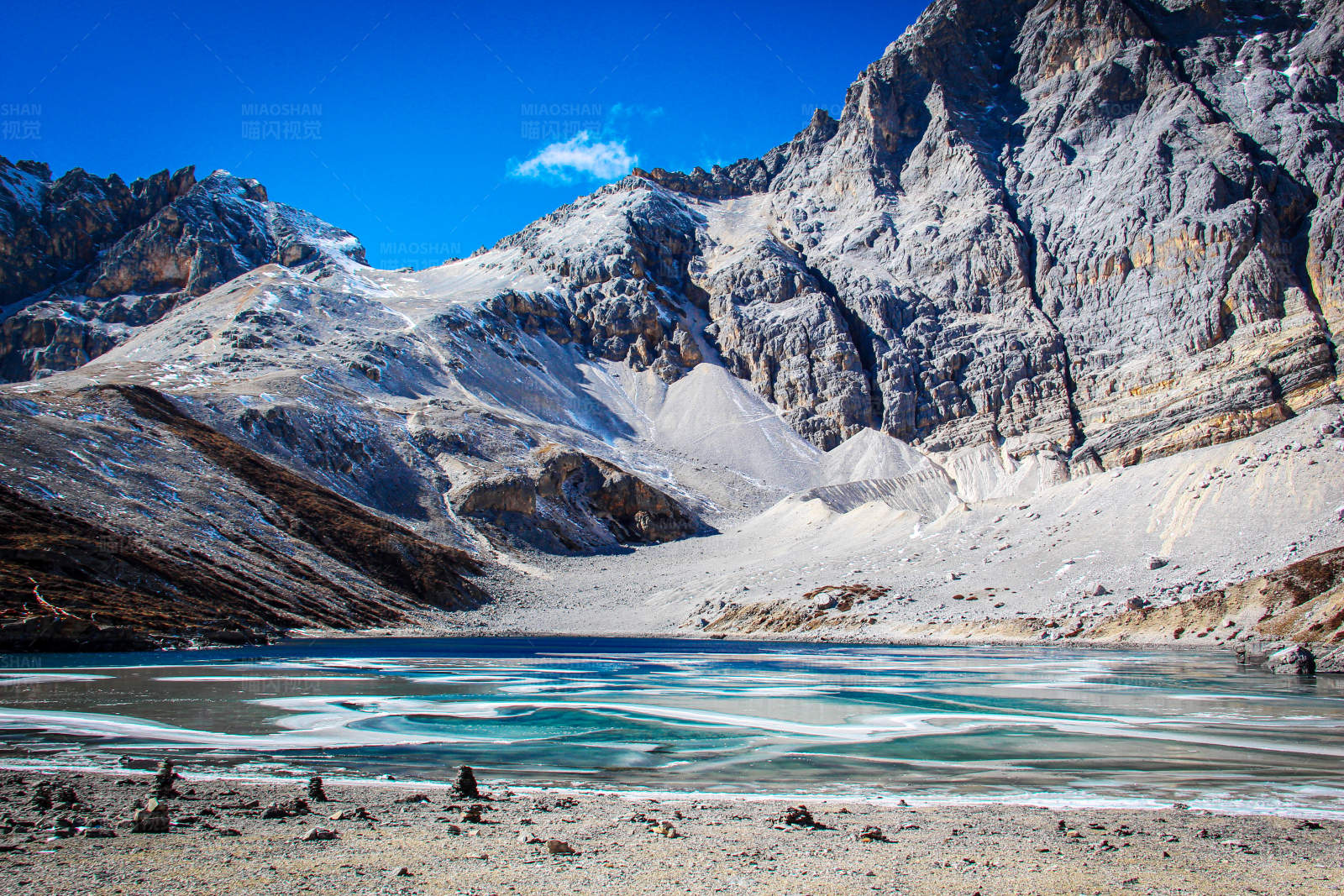 稻城亚丁牛奶海图片