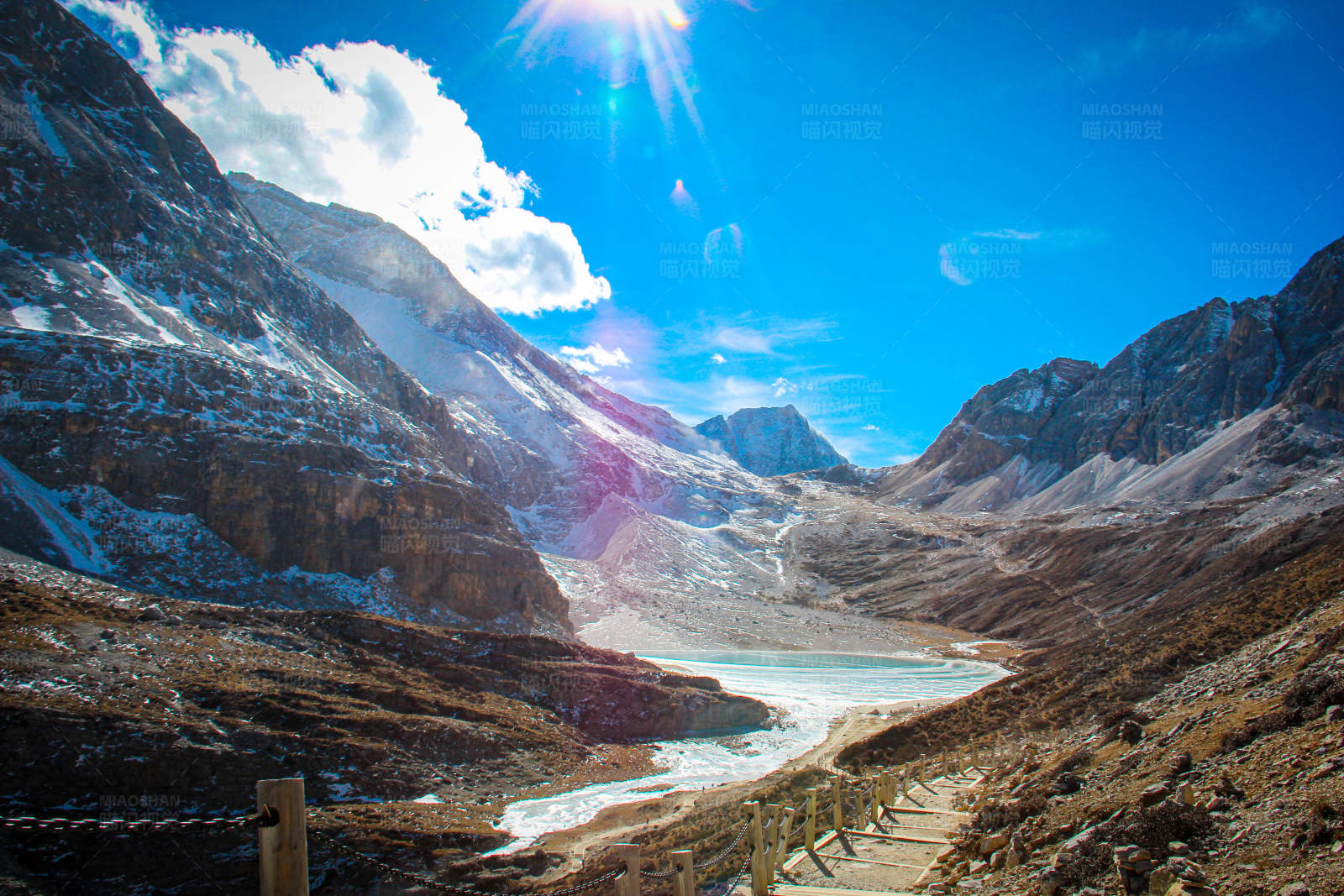 稻城亚丁牛奶海图片