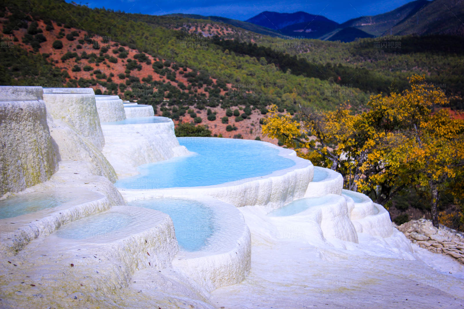 云南香格里拉白水台仙境图片