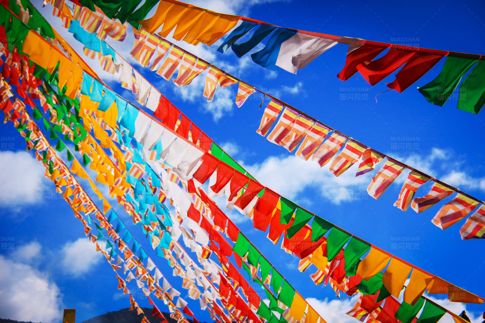 五色经幡在蓝天白云下图片