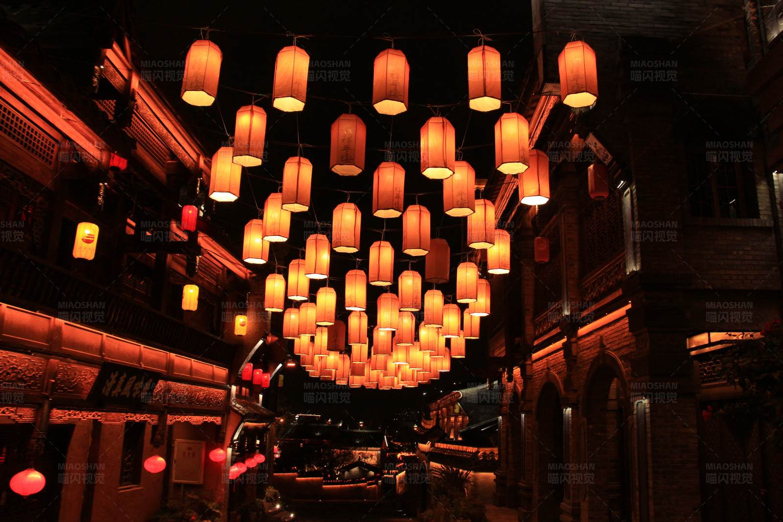 红灯笼装饰的夜晚街道图片