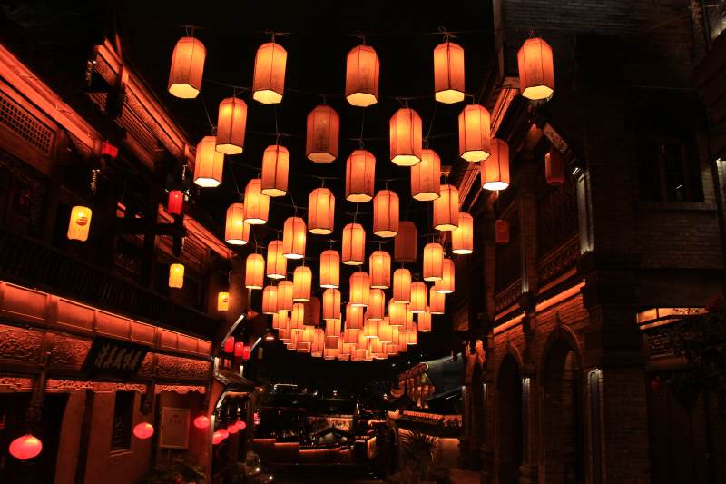 红灯笼装饰的夜晚街道图片