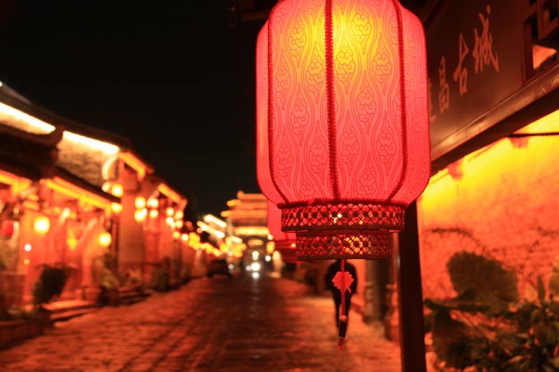 古城夜景灯笼照图片