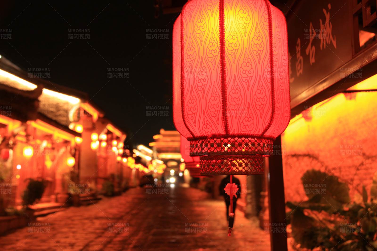 古城夜景灯笼照图片