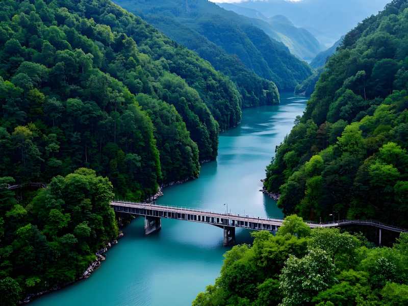 峡谷碧水桥图片