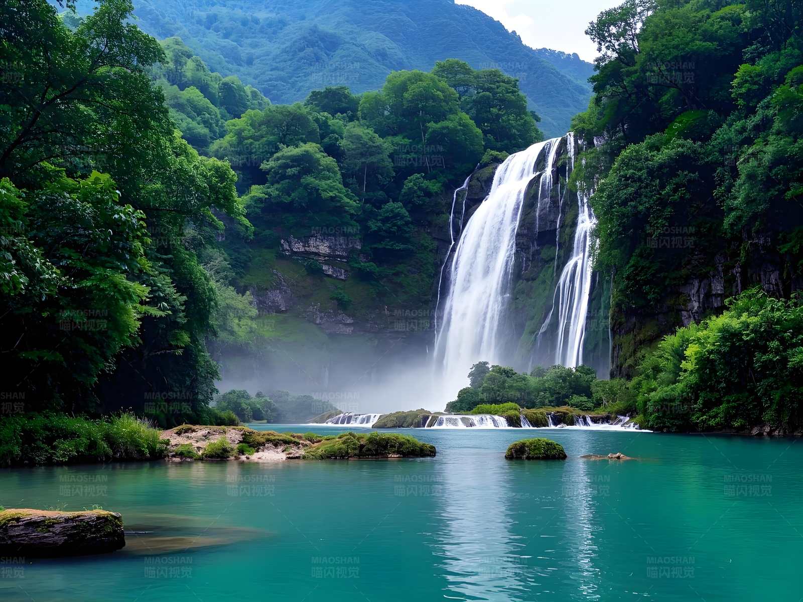 瀑布山间 碧水环绕图片