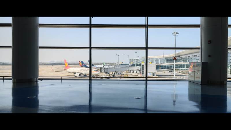 机场候机厅外的飞机图片