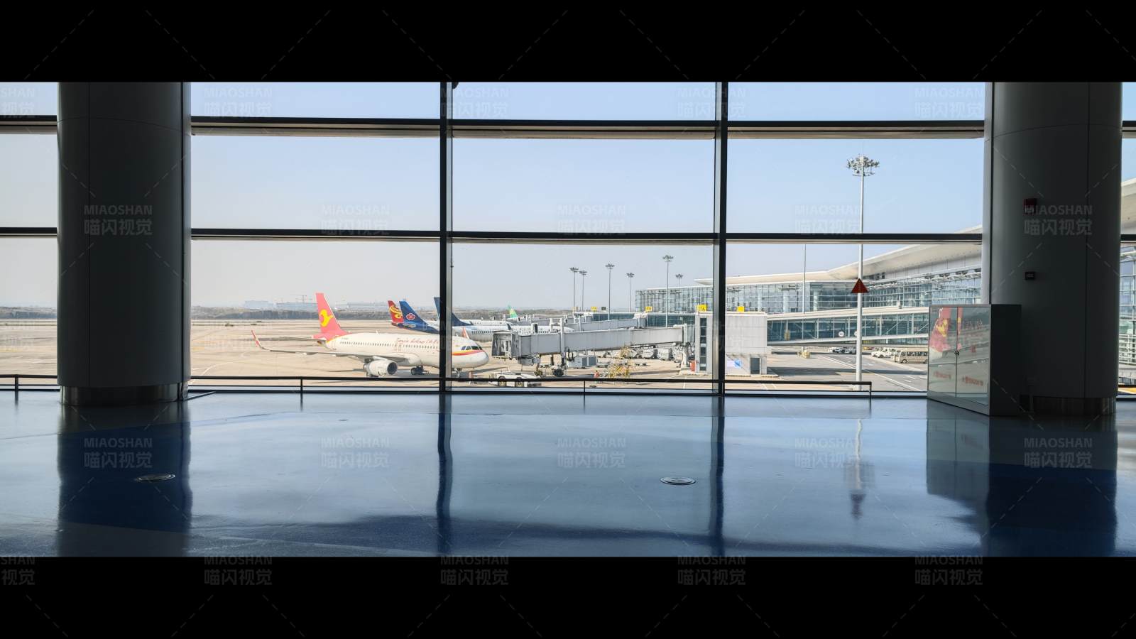 机场候机厅外的飞机图片
