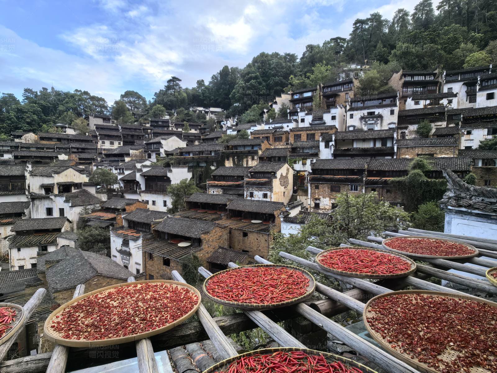 婺源篁岭民居辣椒晒秋图图片