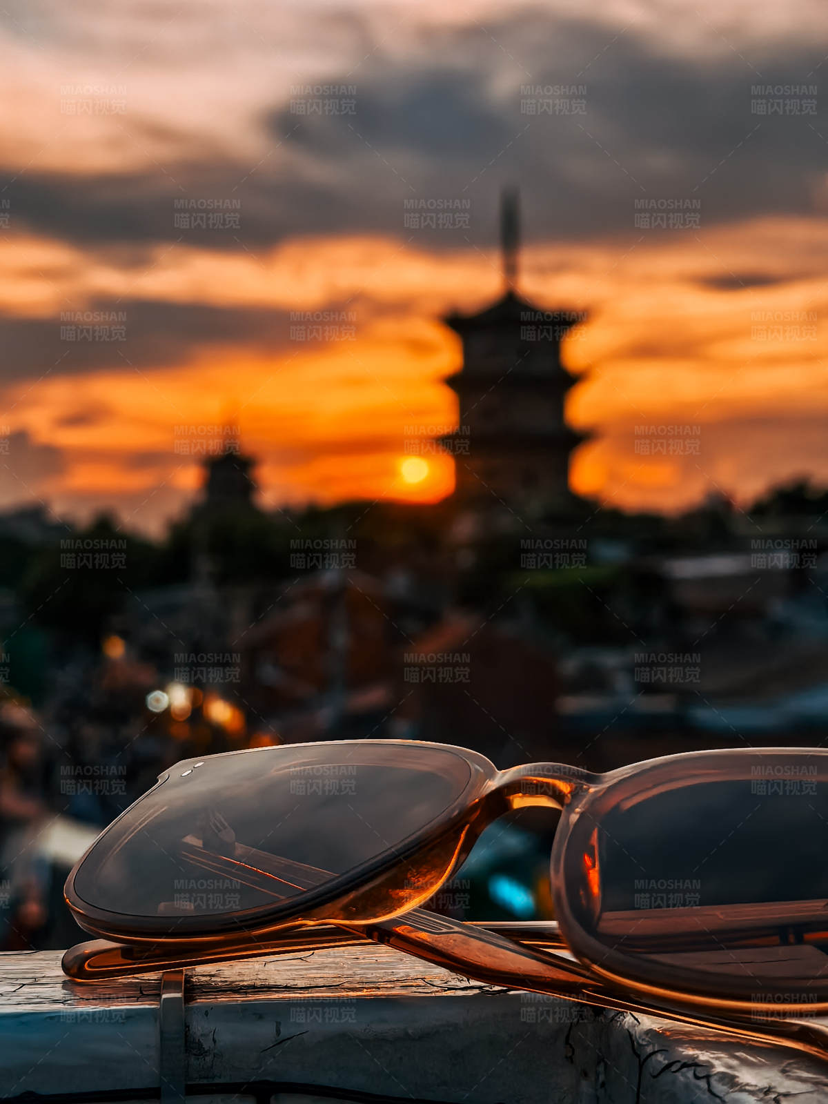 夕阳下的古城与眼镜图片