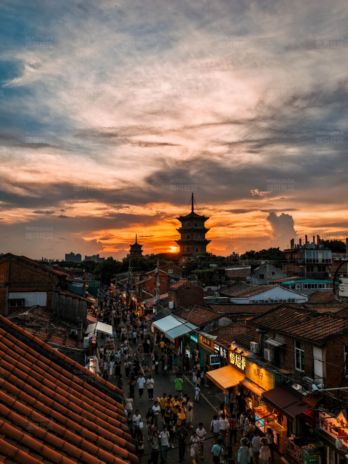 泉州西街夕阳游人如织图片