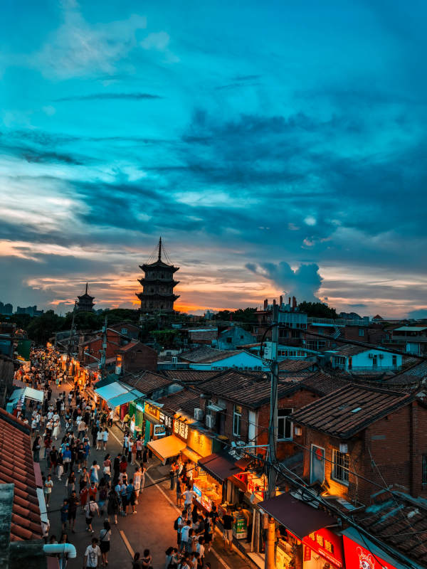 古城黄昏人潮涌图片