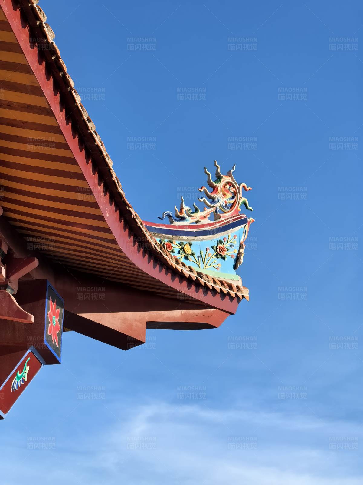 寺庙屋檐下的精美装饰图片