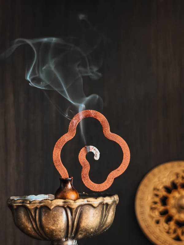 香烟缭绕的静谧时刻图片