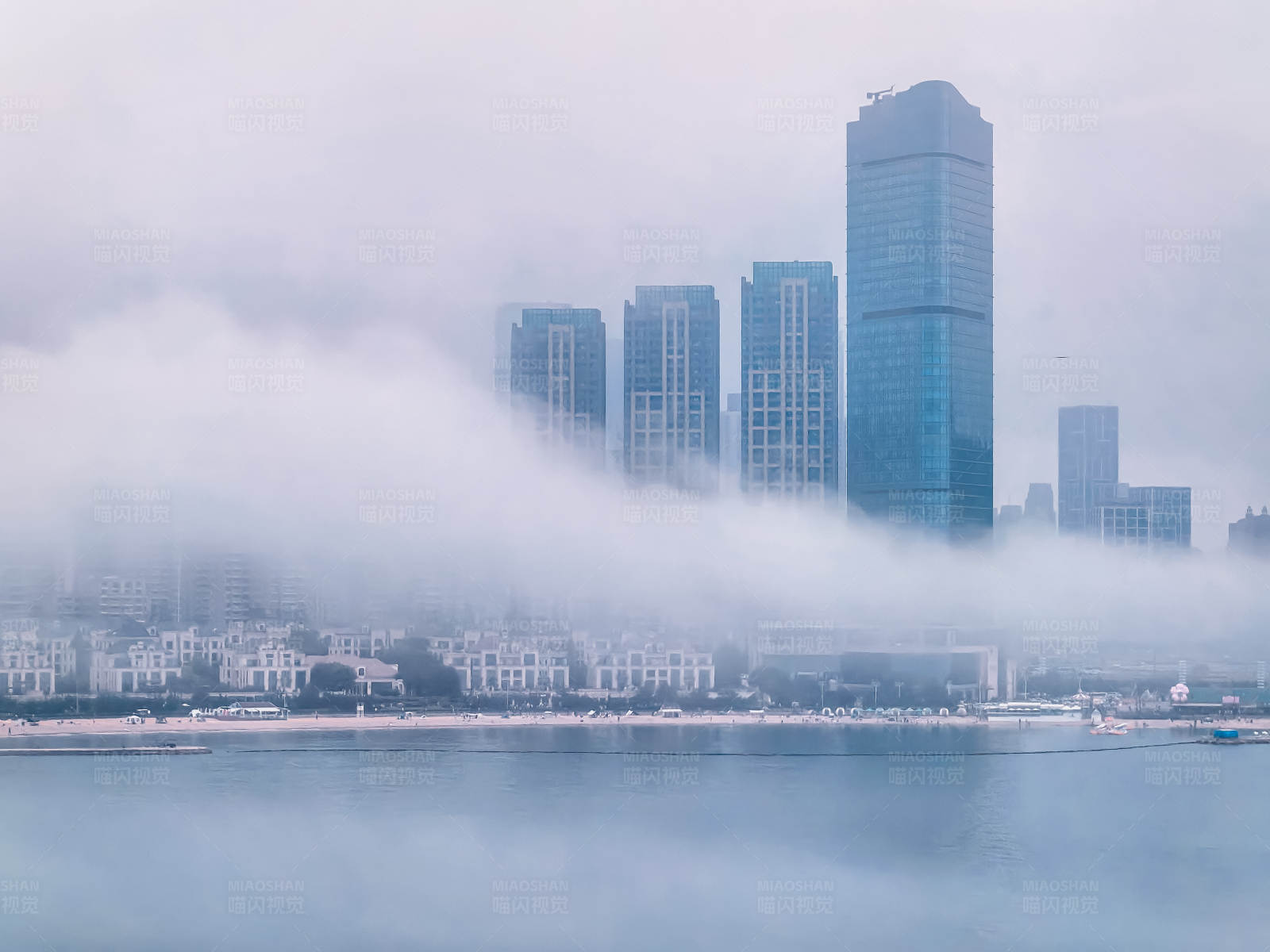 大连雾锁城市天际线图片