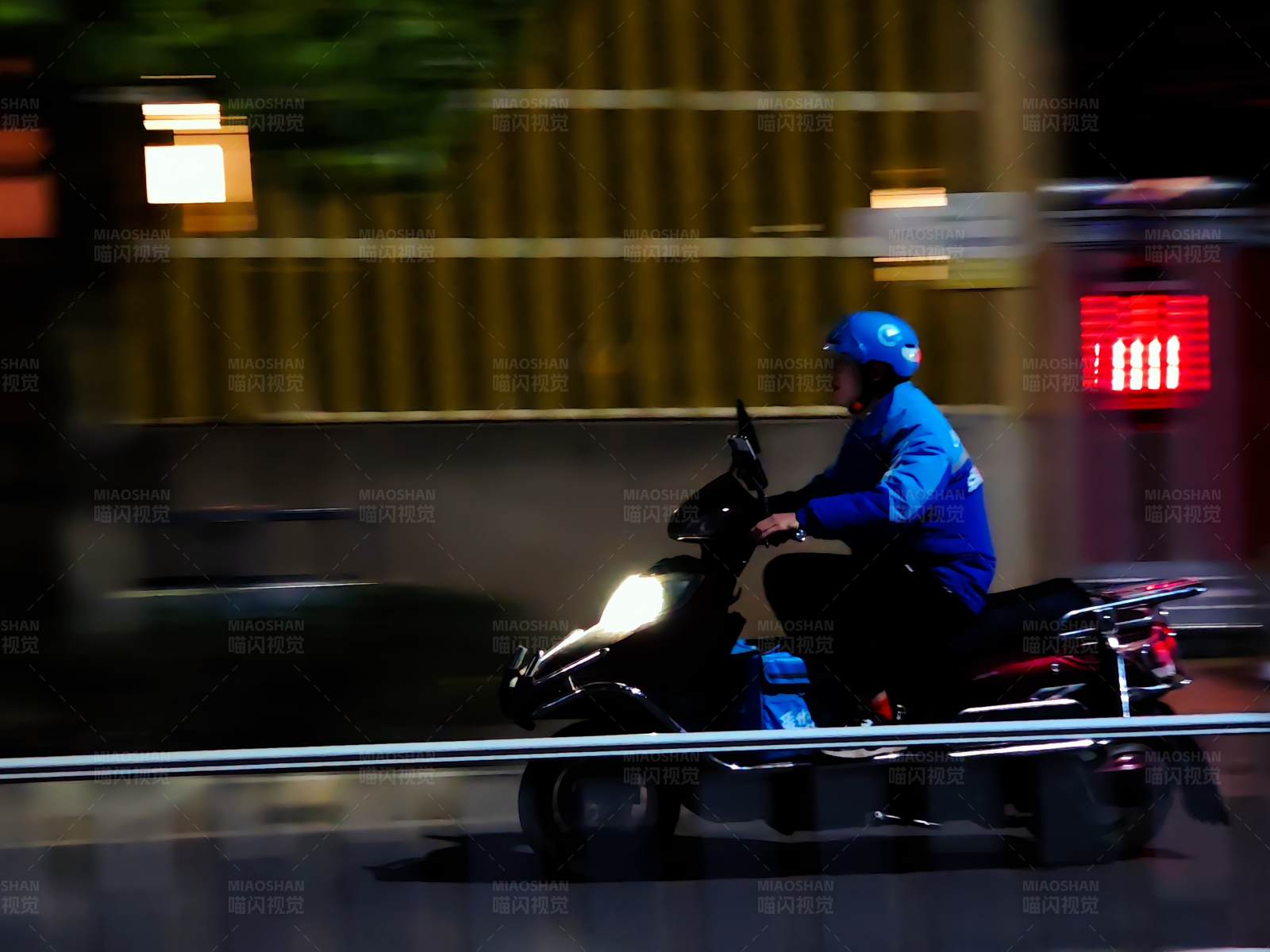 夜间外卖骑手图片