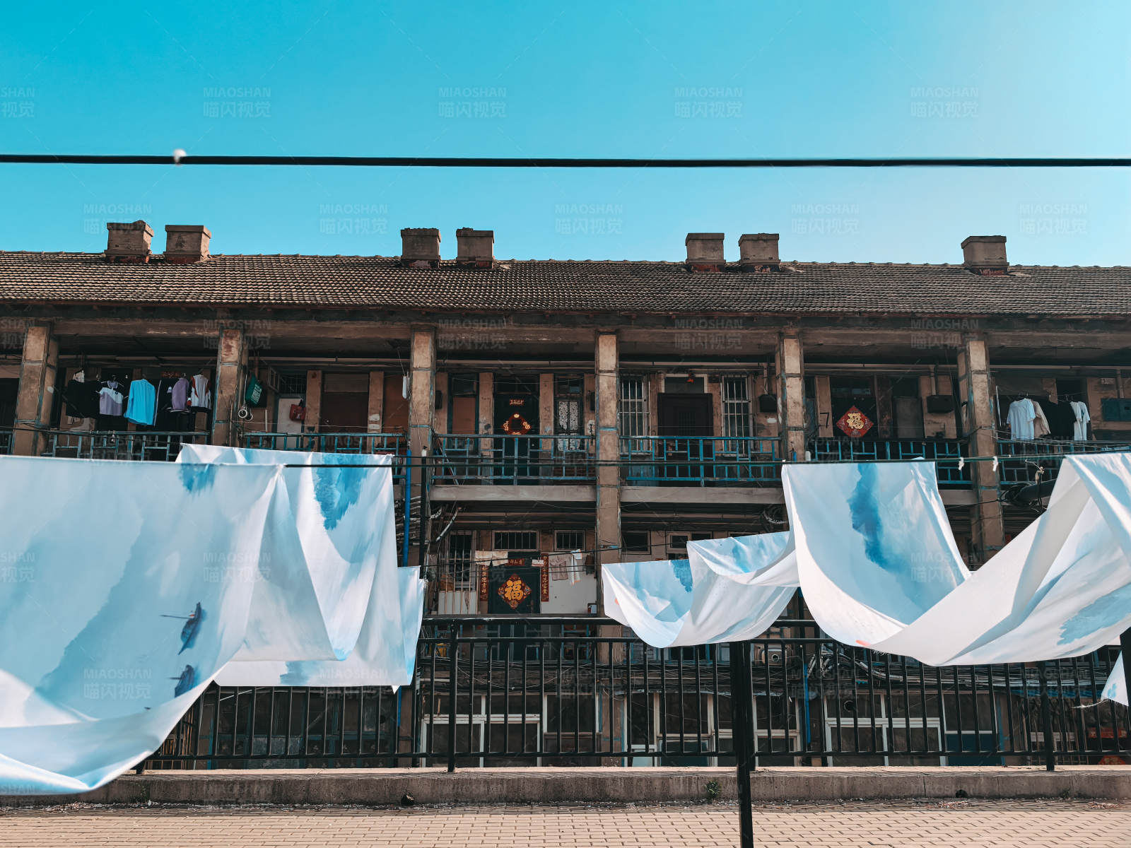 晾晒衣物的旧式建筑图片