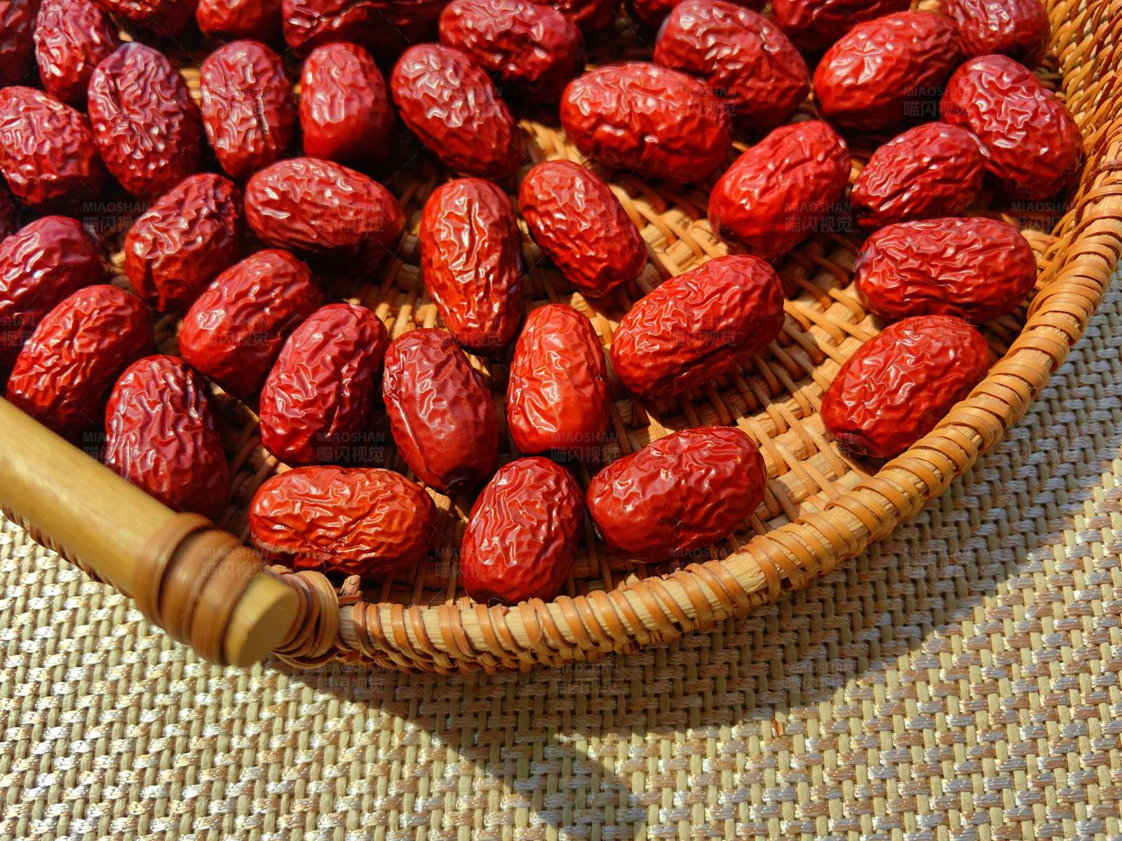 红枣满篮 丰收景象图片