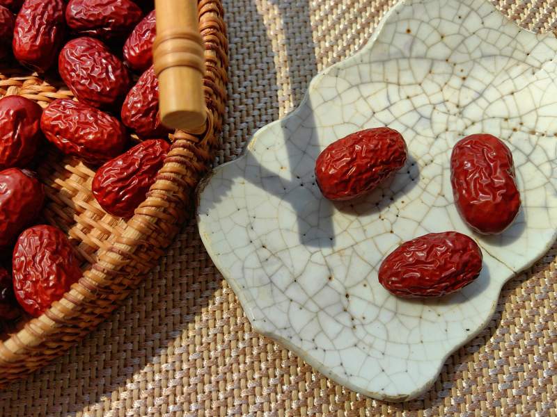红枣篮子与盘子图片