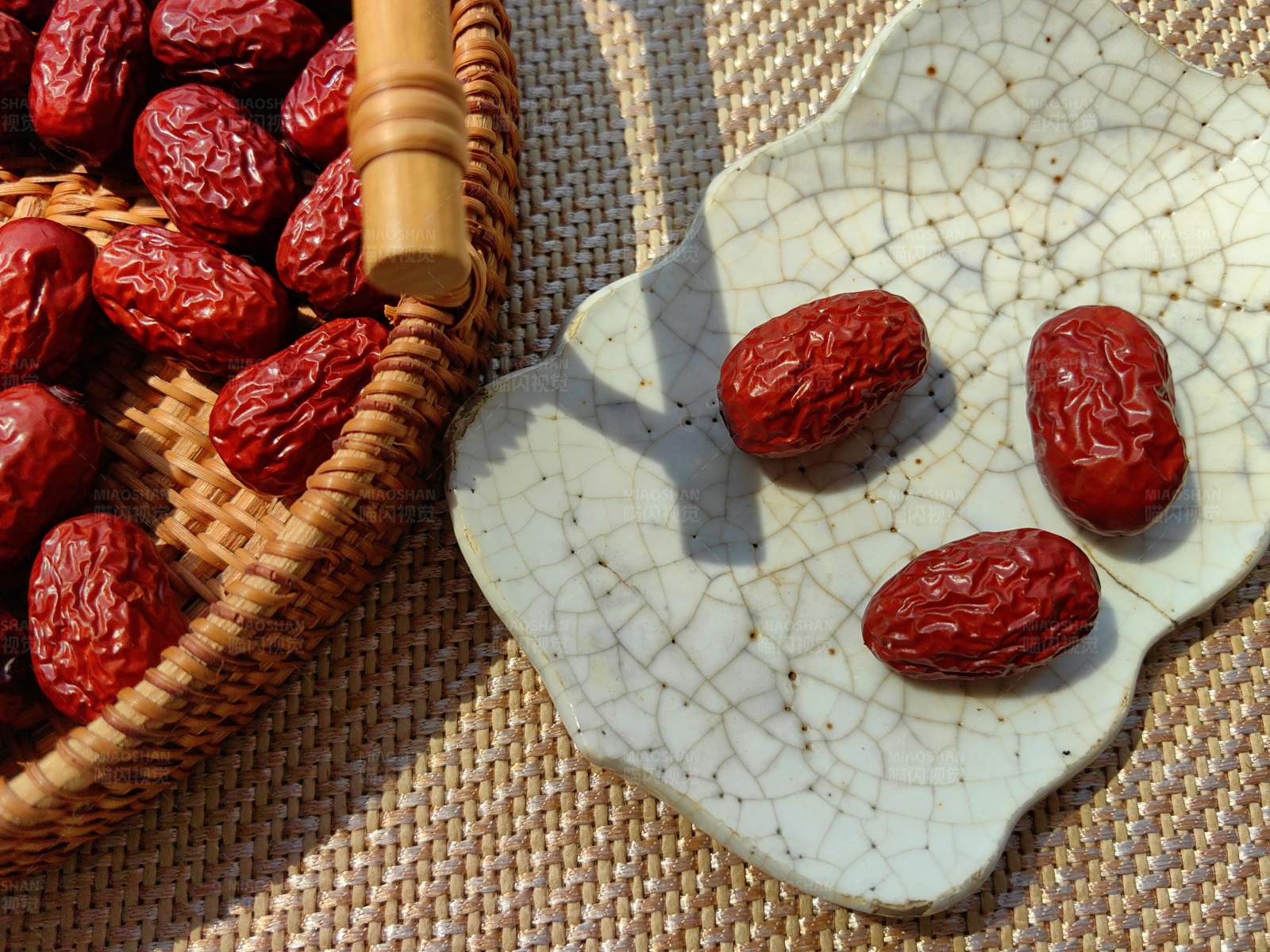 红枣篮子与盘子图片