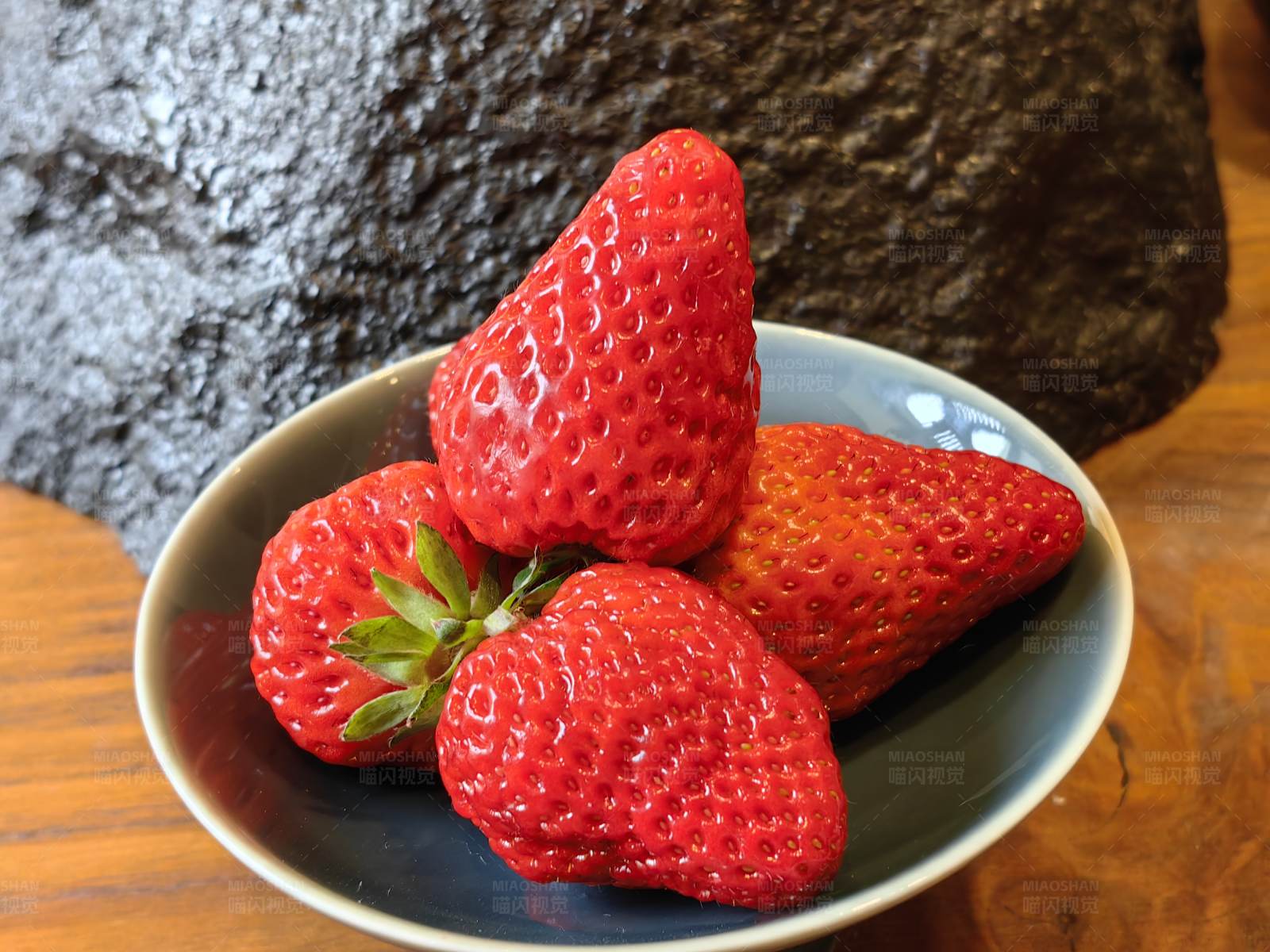 红草莓图片