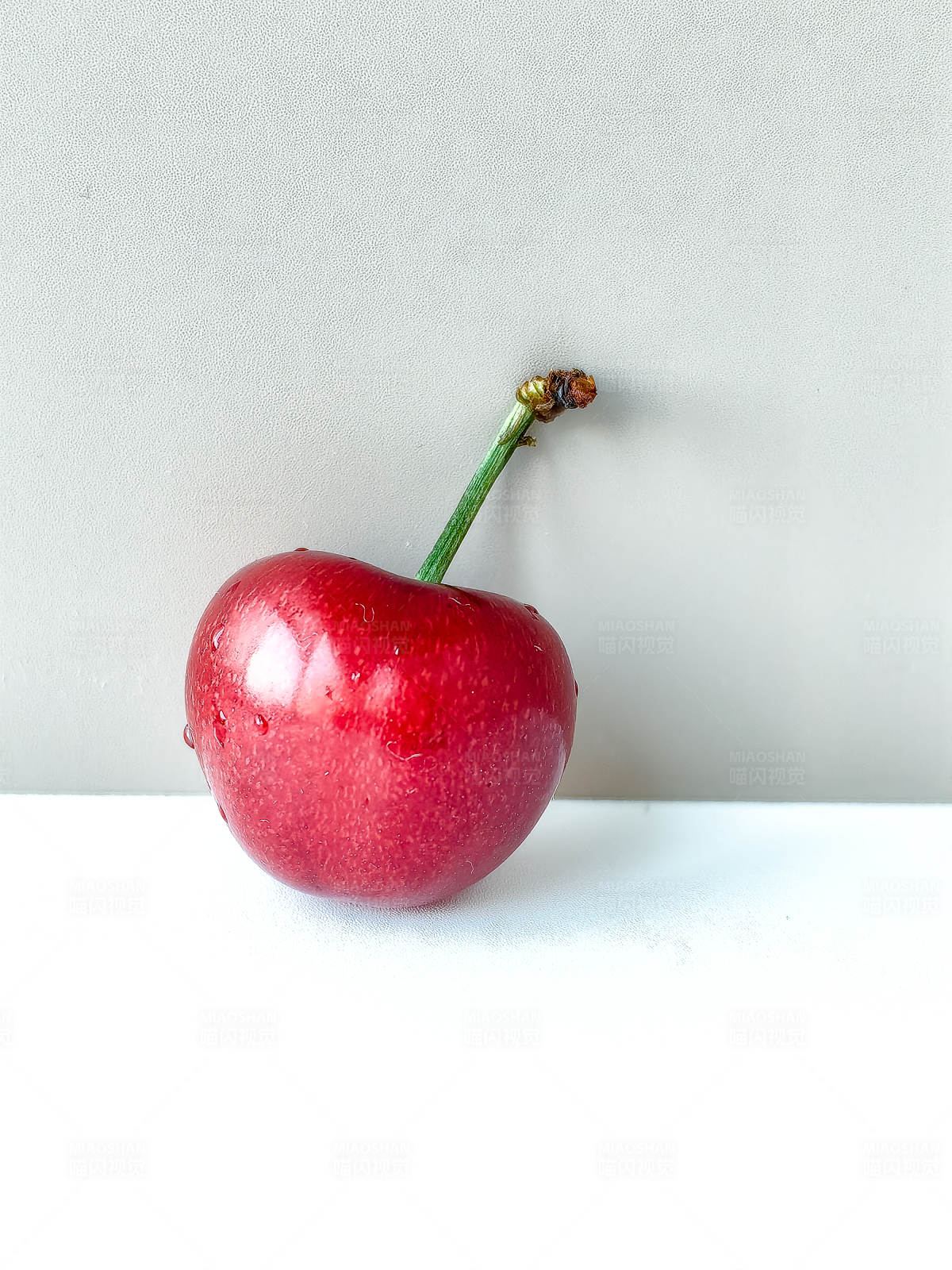 红樱桃的静谧之美图片