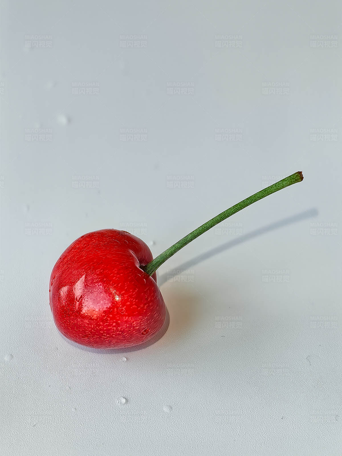单颗红樱桃图片