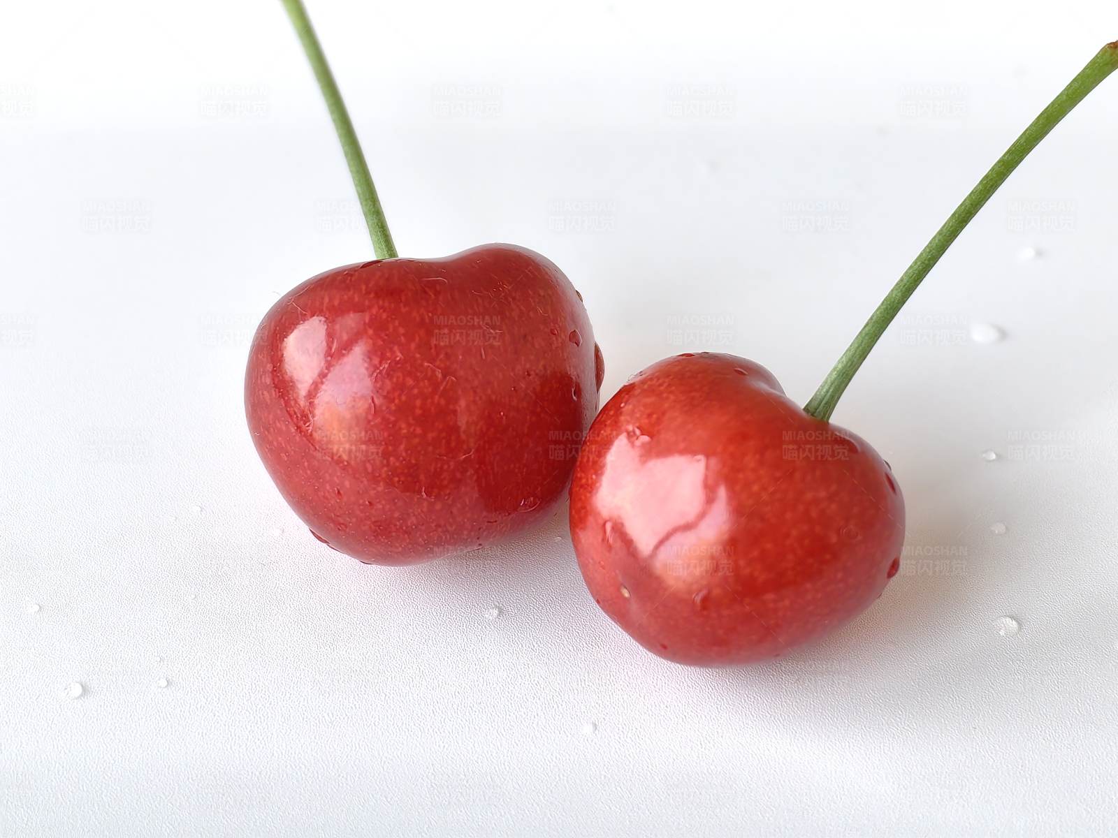 两颗红樱桃图片