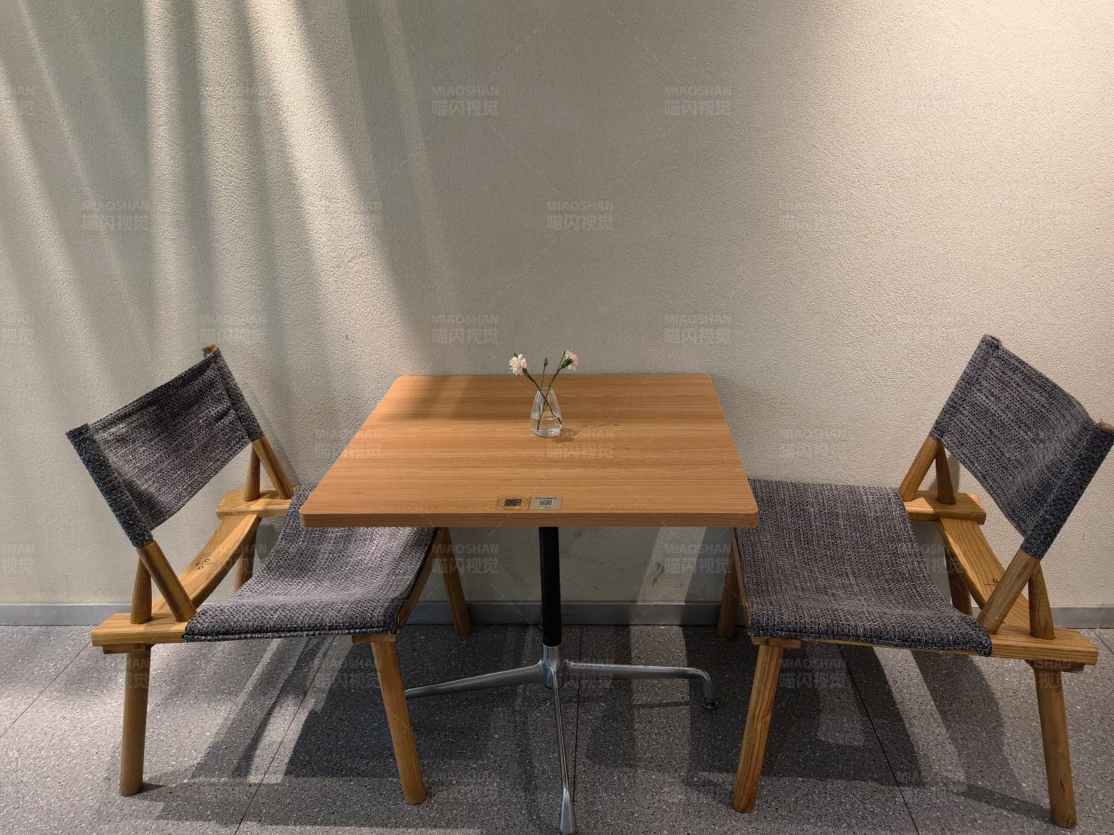 简约桌椅 宁静一角图片