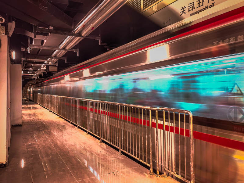 地铁疾驰图片