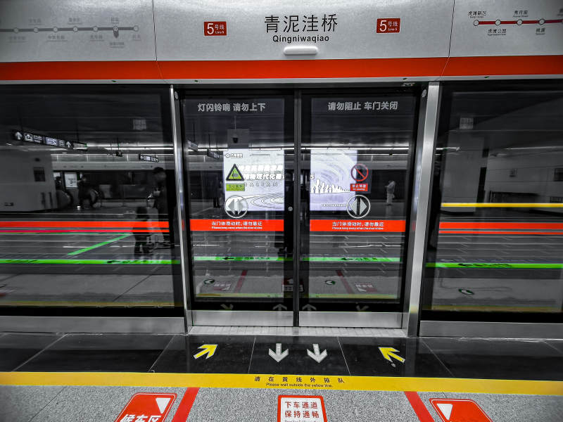地铁站台安全门图片