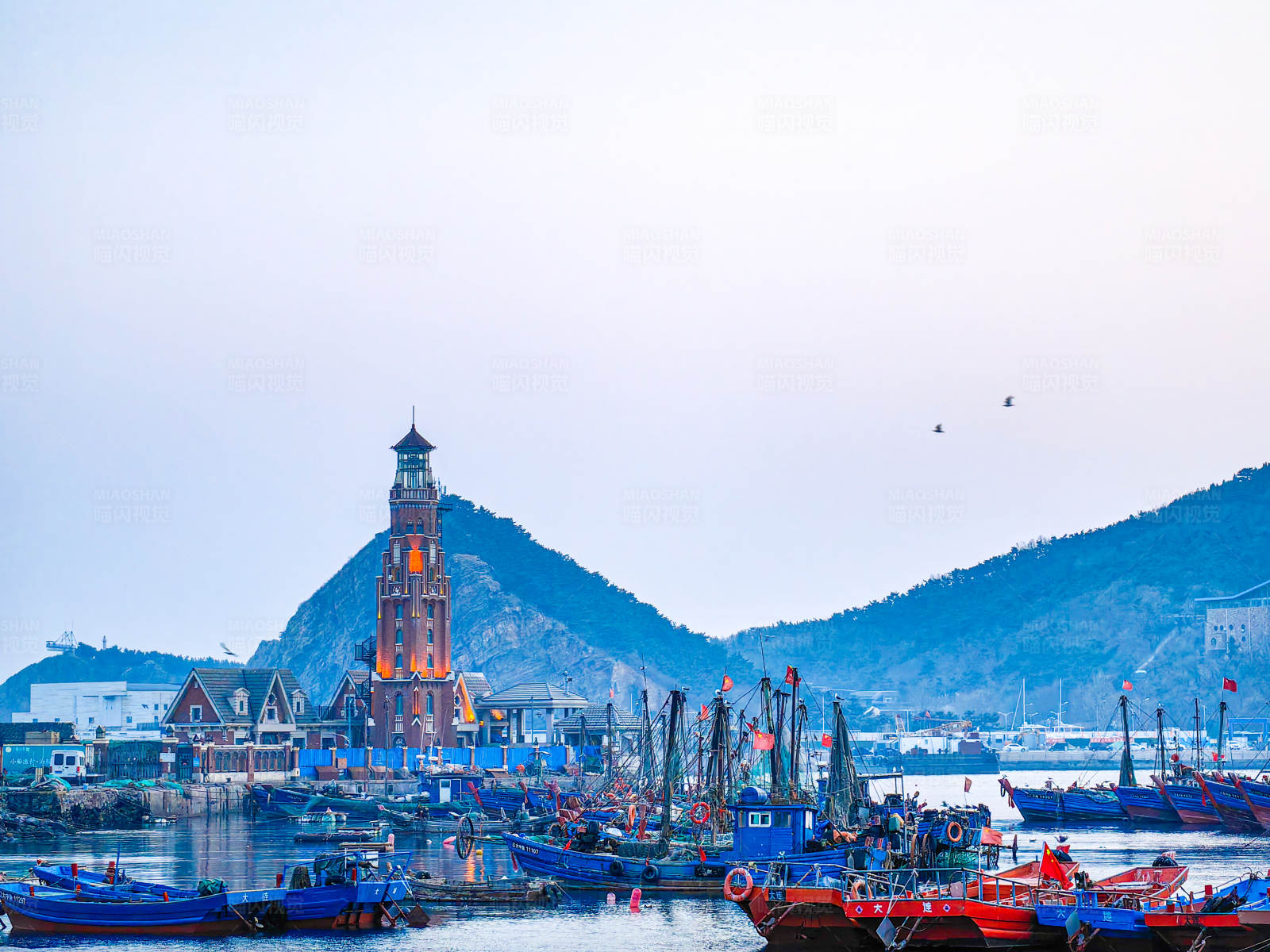 大连渔人码头，海港灯塔与渔船图片
