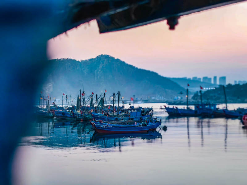 夕阳下的宁静渔港，大连，渔人码头图片