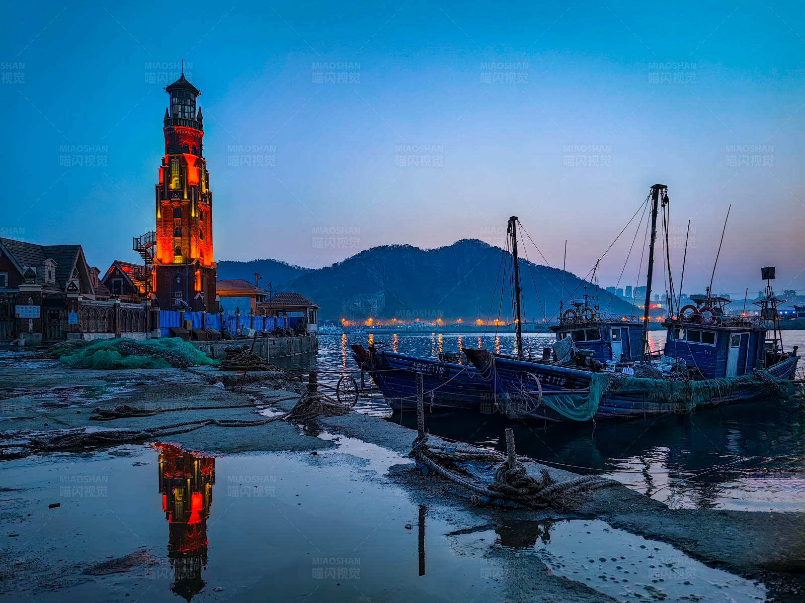 暮色渔港灯塔映，大连，渔人码头图片