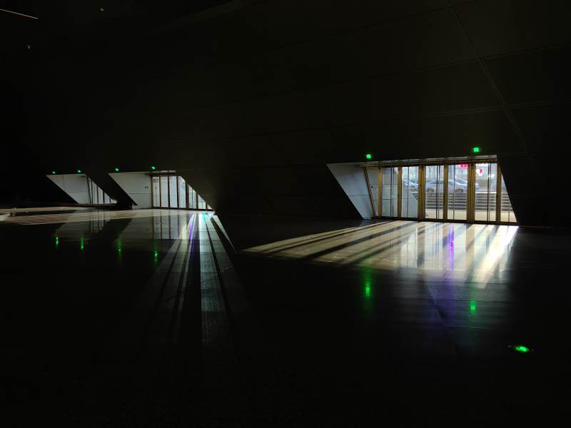 光影交错的现代建筑图片