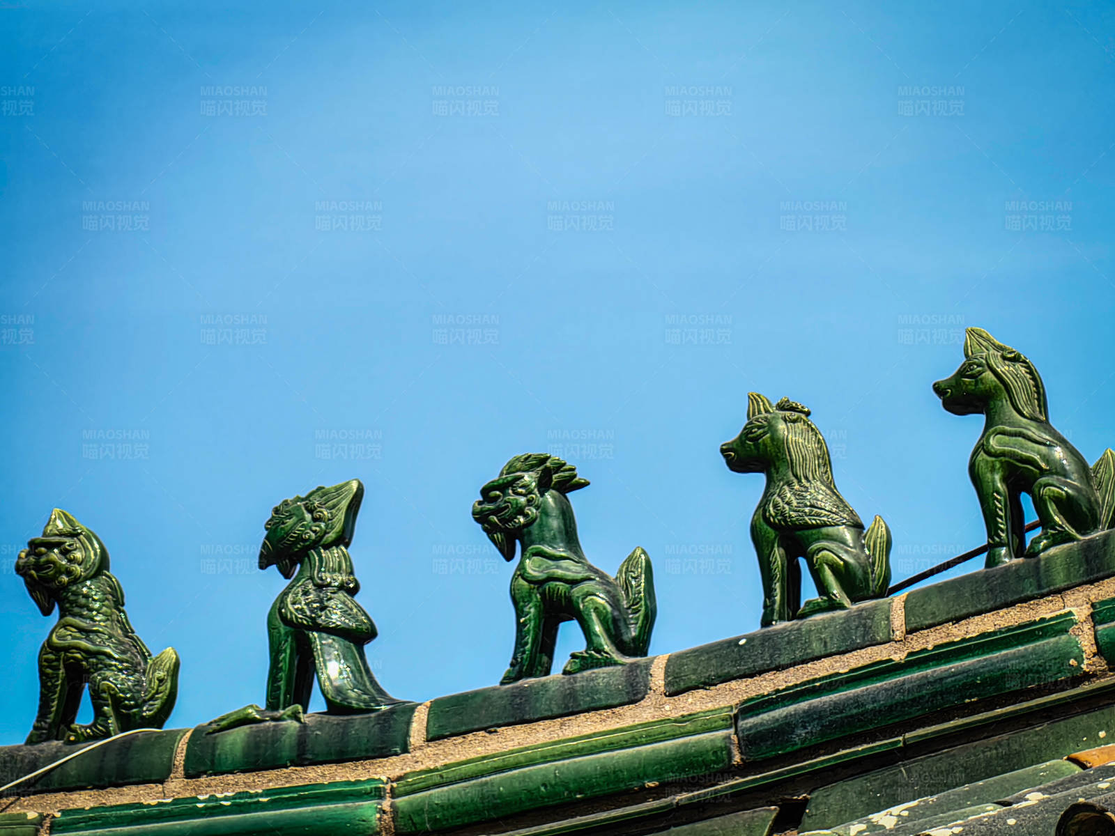 屋脊上的绿色兽像图片