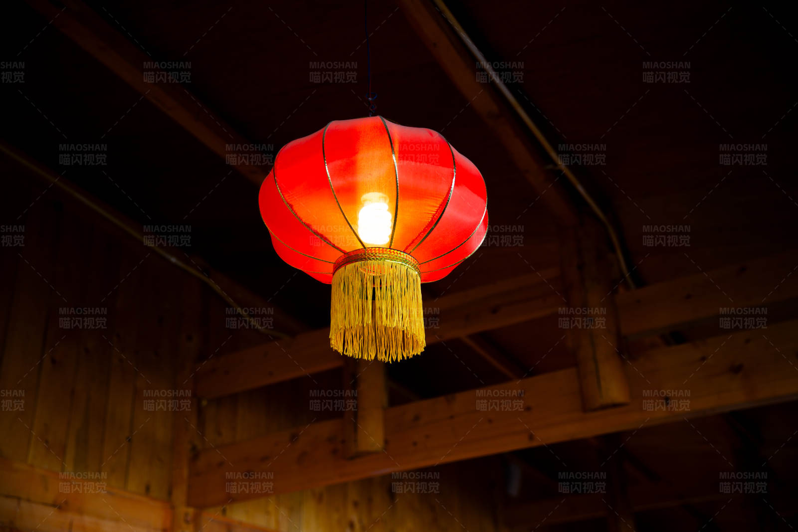 红灯笼高挂木屋内图片