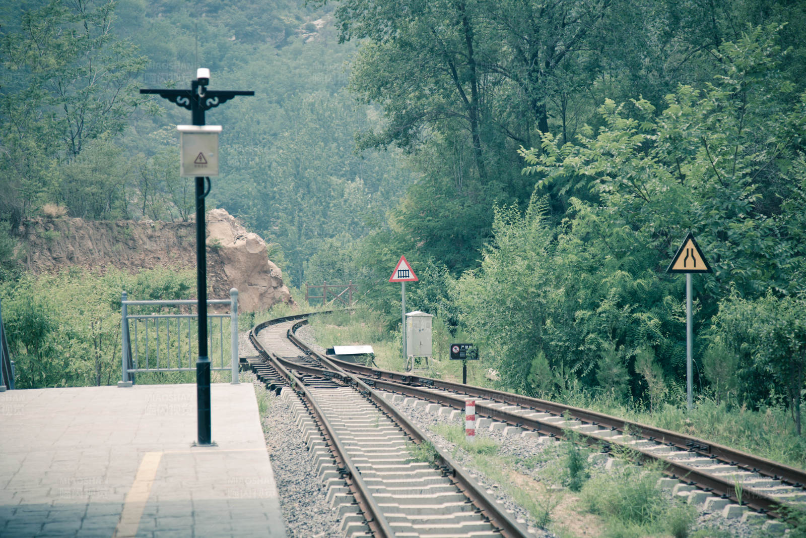 静谧山间铁轨延伸图片