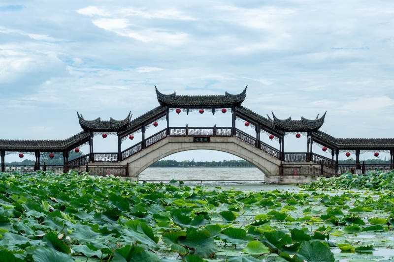 中国苏州昆山市锦溪古镇十眼长桥夏季湖景图片