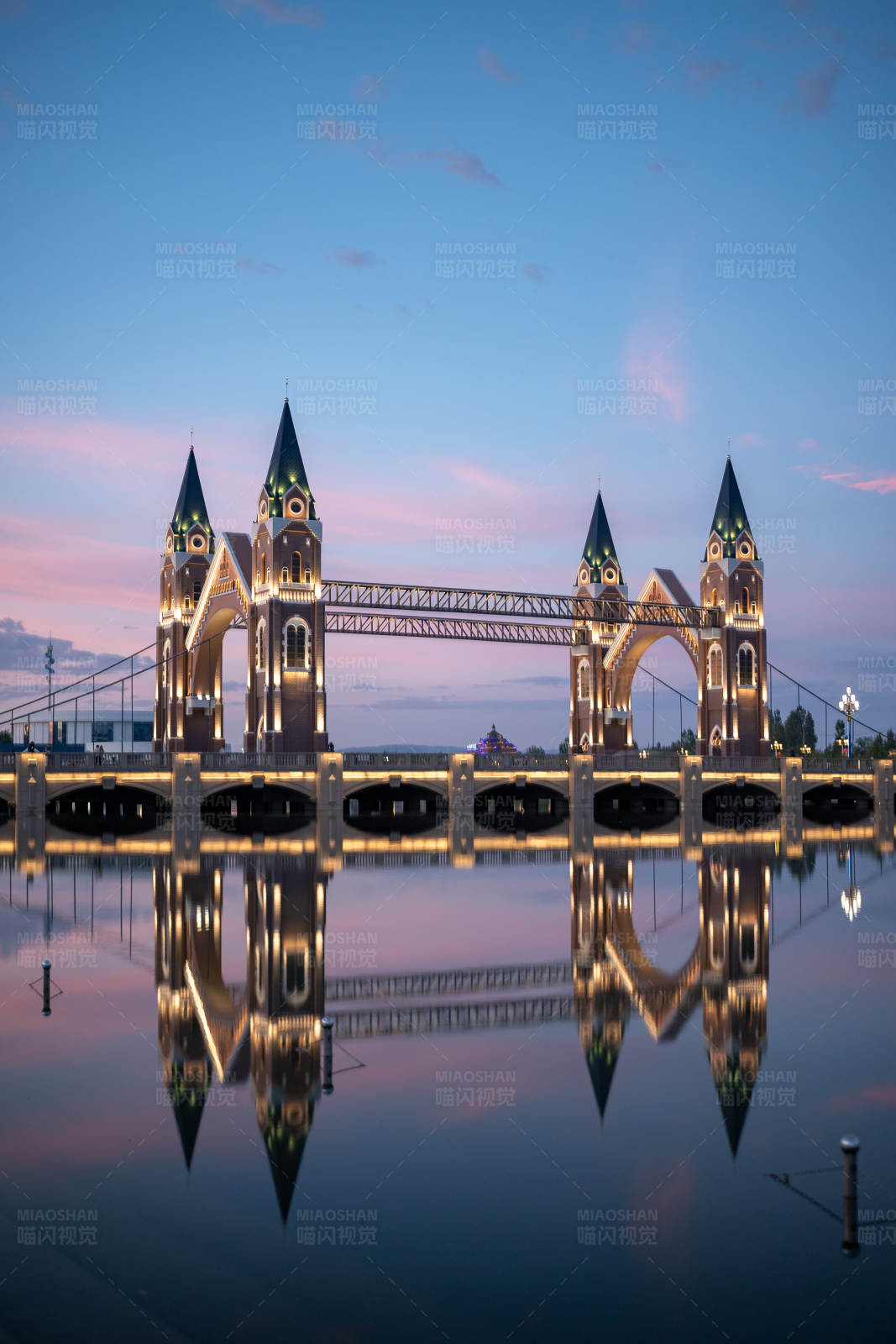 夕阳下的布尔津桥图片