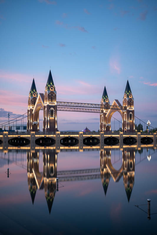 夕阳下的布尔津桥图片