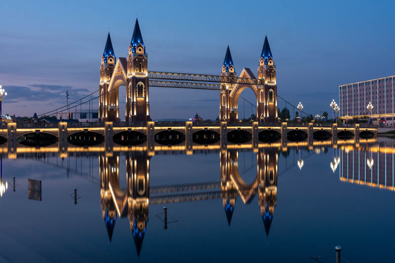 新疆夜色中的布尔津桥图片