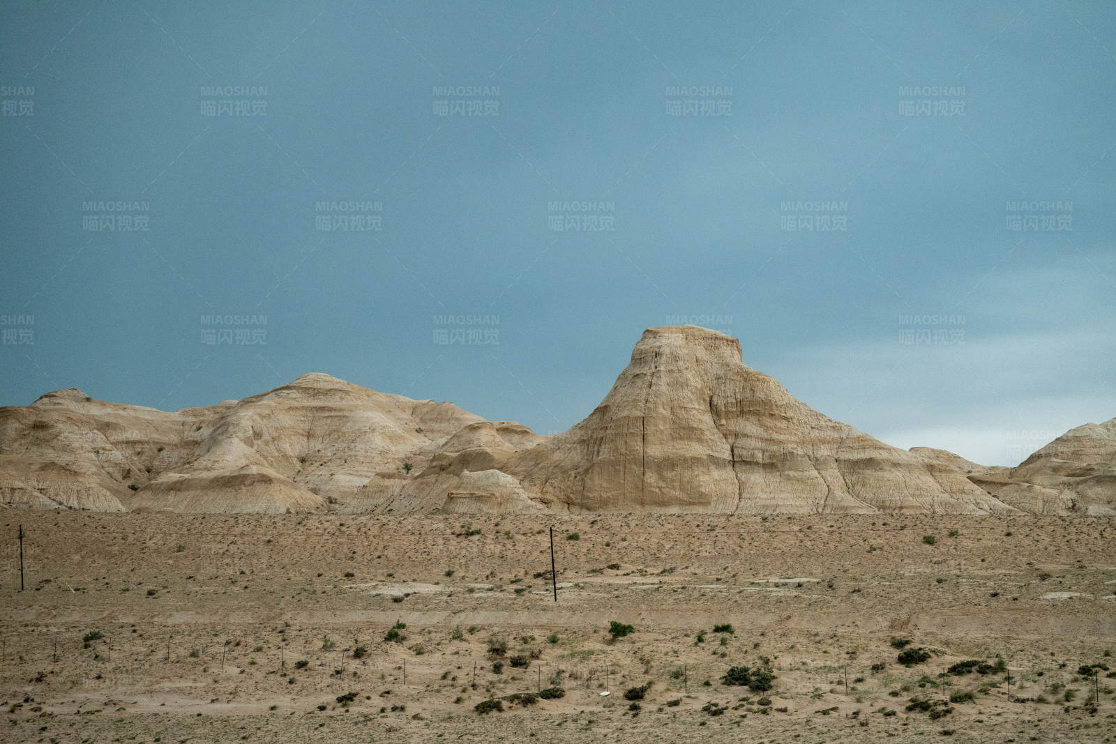 新疆布尔津雅丹地貌图片